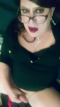 Krissy Sweets hladí její péro