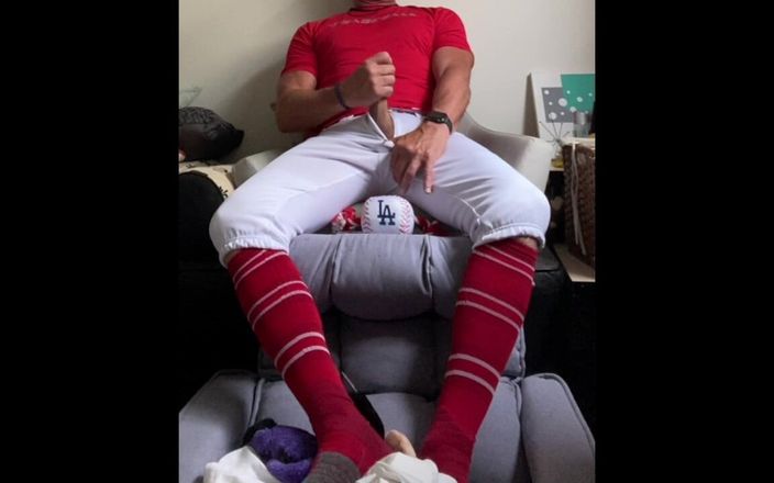 JockDad87: Baseballspieler Jockdad87 schießt eine ladung in rotem Gang