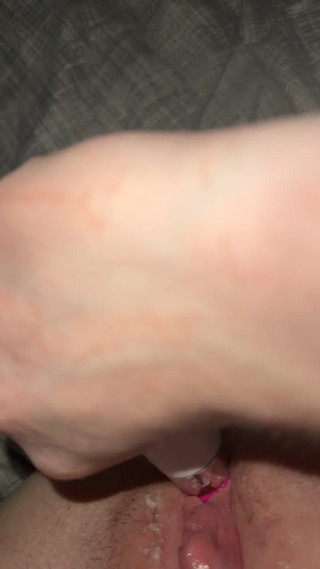 Kylie Hart: Kylie用振动器粗暴地操自己