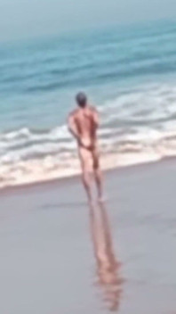 O zi la plajă, goală și sexy - Partea 1