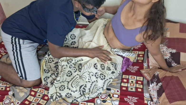 Sweetsex2001: Masked Desi Couple’s Romantic Kiss &amp; Hot Pose Session - Saree Beauty...