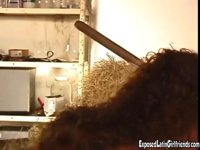 Exposed Latin Gfs: Sexy latina plattelandsmeisje berijdt de enorme pik van een dekhengst