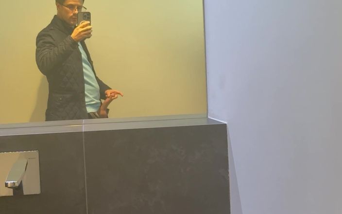 GayDuplo: dans les toilettes du cinéma