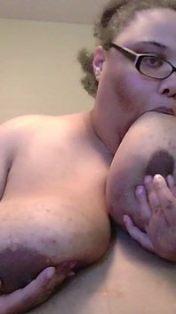 Ich spiele mit meinen titten und lutsche meinen dildo