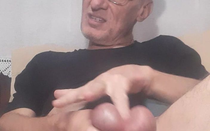 Big uncut hard cock: Ось як вдарити ляпаса і стискати великі яйця, цей чоловік сильно стискає яйця, змушує ці великі яйця змінювати колір, який він б'є їх