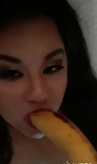 Miss Madii: Miss Madii banana blow job NO AUDIO