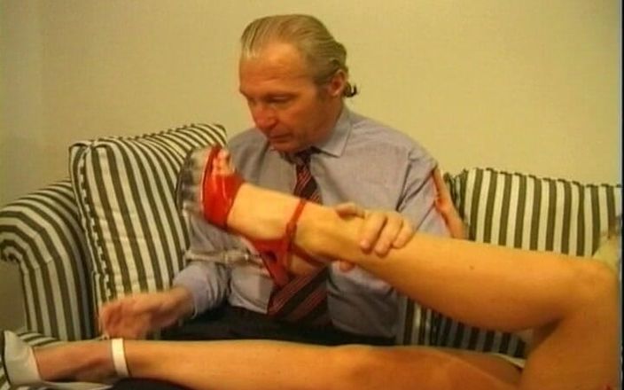 Deutsche Madchen: 热辣的德国熟女在客厅里和她的老奴隶玩耍