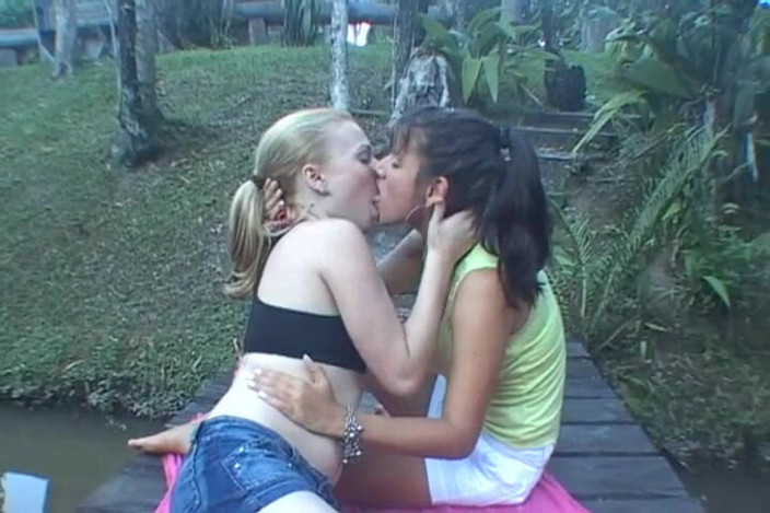 FetishKing: Lesbian panas bercium maraton seksi