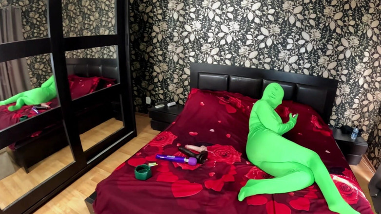 MilfyCalla: Permainan mainan zentai ukuran raksasa. Cewek sange ini lagi asik...