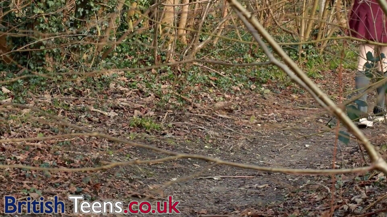 British Teens: Britânica universitária de 18 anos mijando na floresta