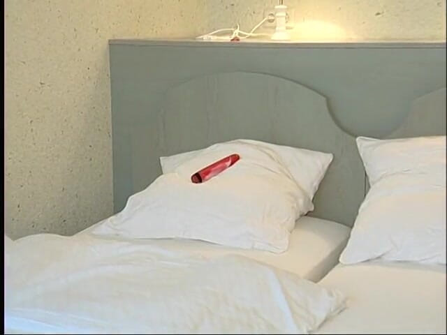 Lucky Wankerz: Une grosse femme mature se masturbe dans un motel