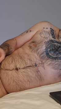 Me masturbo en la cama por la mañana.