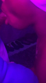 吸吮嘴唇和舌头动作的热辣黑人少女 第一人称视角