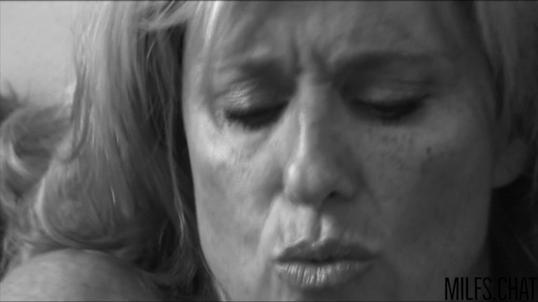 We heart Pron: Milf Jodi West se folla con glass dildo
