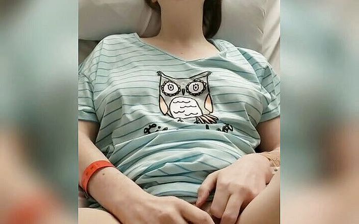 Mikayla Hamilton: Sıkı genç kız orgazm olmak için mastürbasyon yapıyor