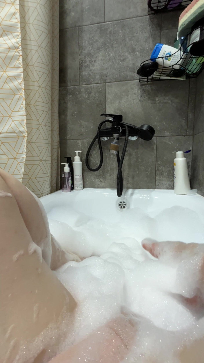 Nviz: Fétichisme des pieds sous la douche