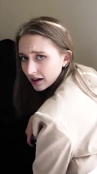 Dizlerinin üstüne çök ve üvey babanın büyük yarağına ne kadar pişman olduğunu göster, ikiniz de