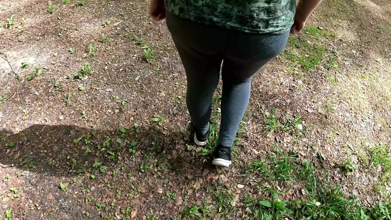 Bouncy Tits Action: Arsch Schlagen Und Peitschen in Der Öffentlichkeit