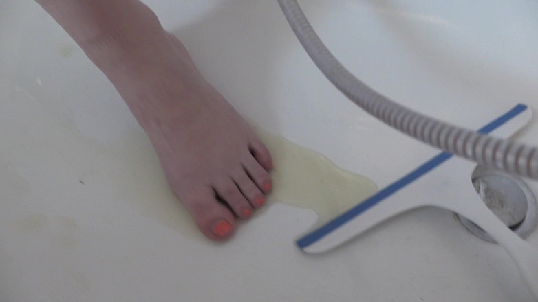Casting66: Julia Pissing