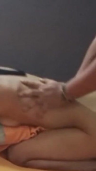 把它给了我继母的大屁股和我苗条的女友狗式啪