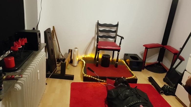 DOMINATRIX6: Curvy Dominatrix Delivers Facesitting to Her Leather Slave