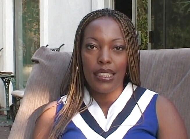 Cockleaders: Ebenová roztleskávačka s velkým zadkem kouří a jezdí na velkém...