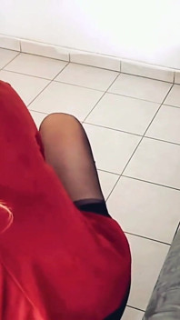 Je réchauffe ma tapette, je la suce profondément et elle me baise