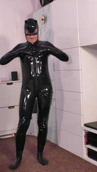 Lisa, MILF anglaise , brille ma combinaison en latex