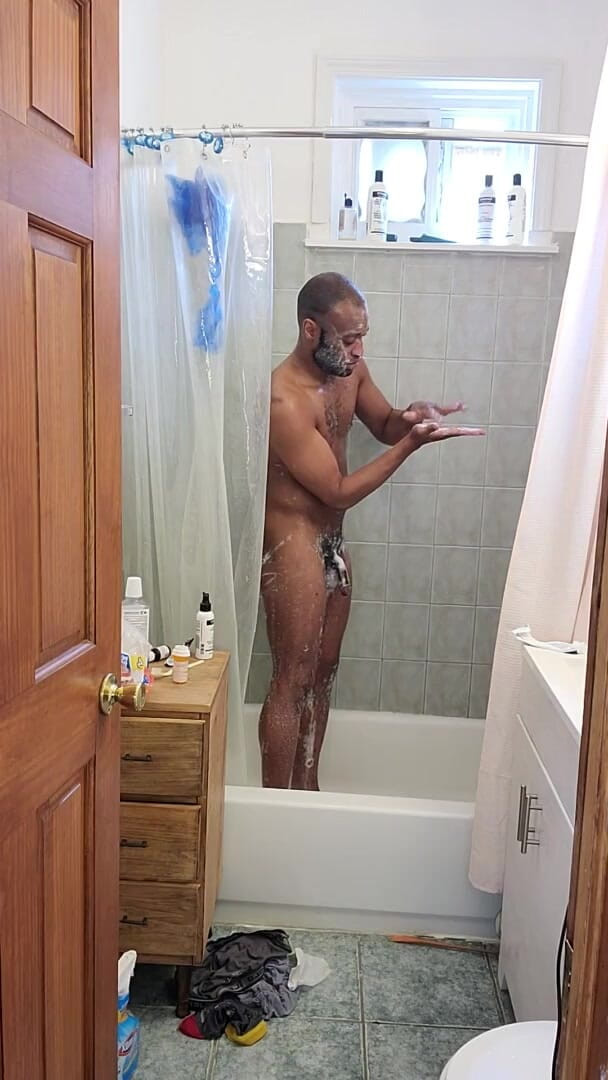 Kennie Jai: Kenniejai आपके लिए शावर ले रही है