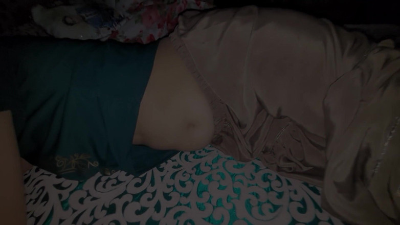 Roobi sharma: Fată indiană desi frecată de burtă și corp 22