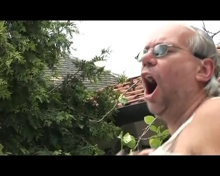 Porno kino: バルコニーで犯された成熟したドイツの痴女