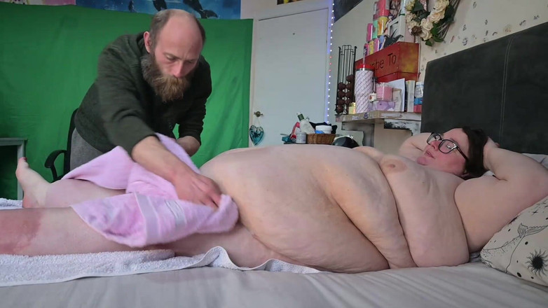 SSBBWLadyBrads: SSBBW postelová koupelová bohyně, část 1