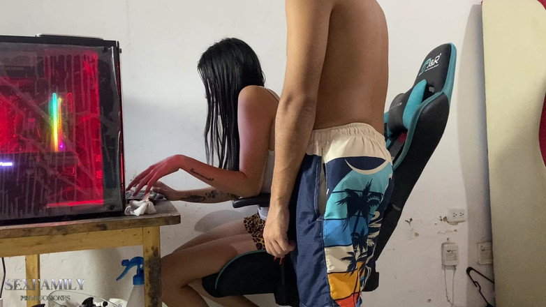 Foxxx: मेरी सौतेली बहन घर पर ऑफिस में है और मैं उसे जोर से चोदने के लिए गर्म करने आती हूं