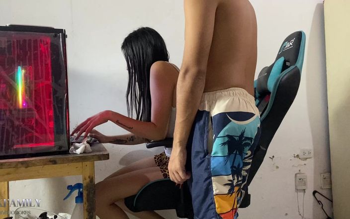 Foxxx: La mia sorellastra è in ufficio a casa e io vengo...