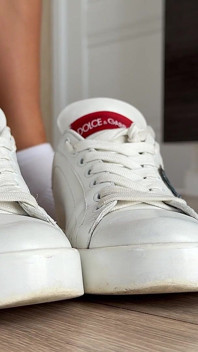 D&g Saya Sneakers Merayu Untuk Membuka Pakaian