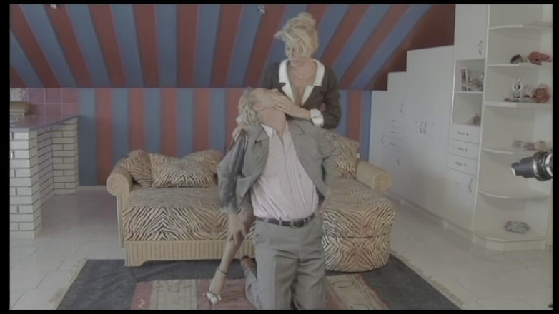 pornitaliangraffiti: Milly menghukum budaknya dan kemudian disetubuhi di pantat