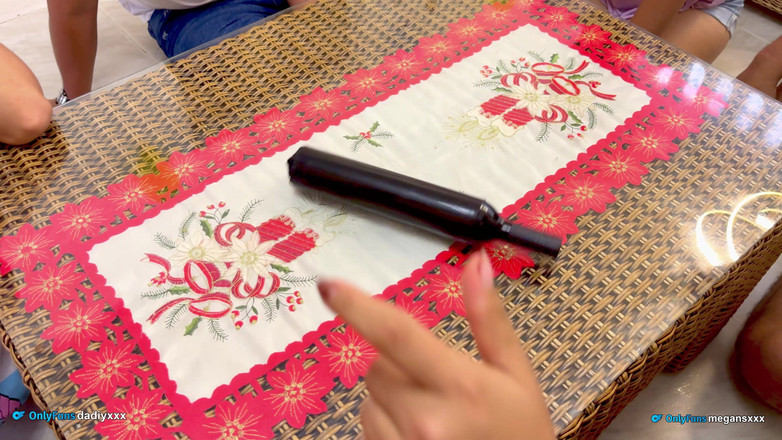 MeGanSxx: बोतल से और बहुत सारा सेक्स