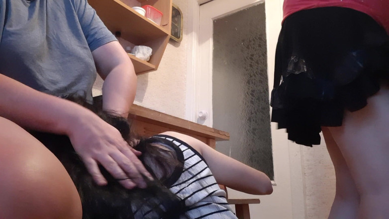 Lesbian-illusion: Riskanter Cunnilingus in der küche neben unserer stiefmutter