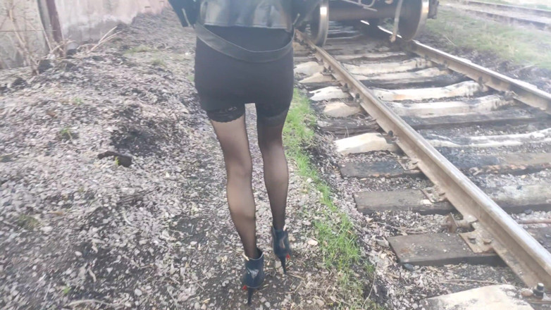 AnGelya G: Knullad snygging i stilettklackar och i strumpor på train