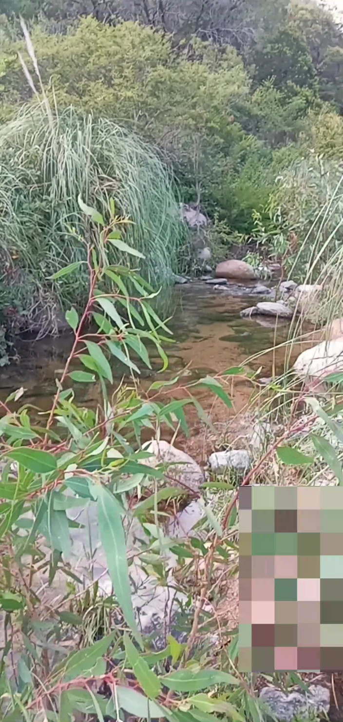 Nalgona Hot Wife: Piękna dojrzała żona i piękny anal na świeżym powietrzu nad rzeką