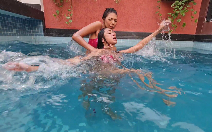 FetishKing: CONTRÔLE DE L'AIR SOUS-MARIN - LA DOMINATRICE IZABELA ET L'ESCLAVE JENNY