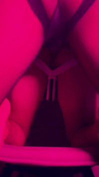 Și-a venerat picioarele stăpânei. în cur cu vibratorul legat pe un scaun.