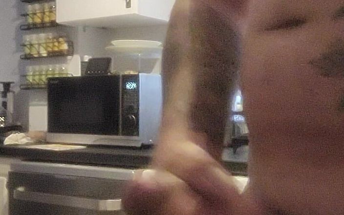 Garywhore: Un garçon excité se branle, jouit sur le comptoir de...