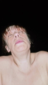 Hiszpańska mamuśka w trójkącie z dwoma fanami w basenie.