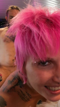 Baise sympa pour la salope aux cheveux roses