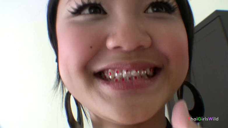 Thai Girls Wild: Gorgeous Thai teen receives a potent creampie