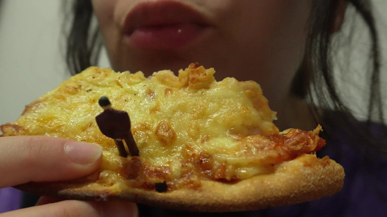 AmayaMori: Cina cu pizza uriașă are parte de un bărbat minion,...