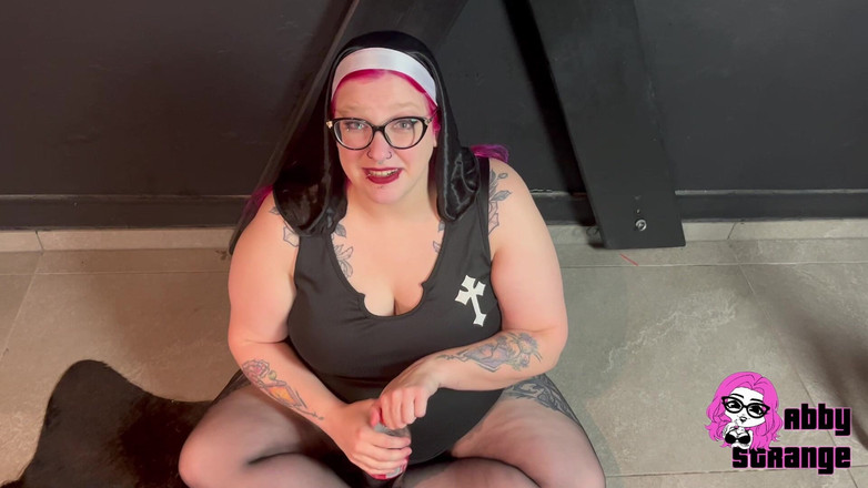 Abby Strange: 초저속! 수녀 의상을 입고 트림을 한다