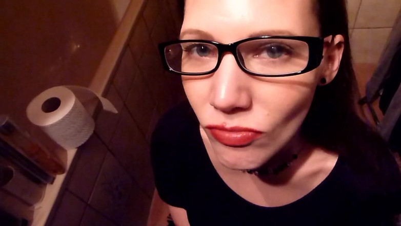 Viktoria Goo: Bibliotecaria alemana con gafas usadas como puta meando