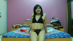 Cute & Nude Crossdresser: 热辣的娘娘腔变装女郎穿着热辣的红色和黑色设计师胸罩内裤套装。